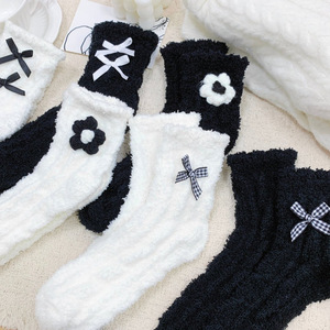 Chaussettes mi-mollet pour femmes, doublées de polaire épaisse, noires et blanches, avec nœud floral 3D, chaudes pour l'hiver - Product Image 2