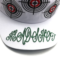 Les chapeaux luxueux de baseball de casquettes de coton de 5 panneaux avec le logo brodé fait sur commande couvrent tout le chapeau