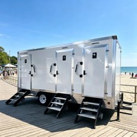 Remorque WC portable pliable robuste et moderne avec étriers et cales de roue pour utilisation temporaire sur chantier