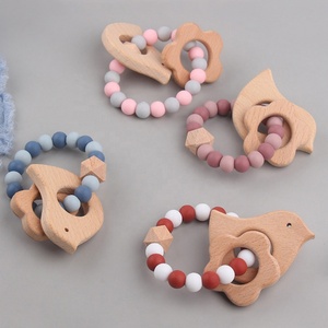 Nouveau design <span class=keywords><strong>anneau</strong></span> en <span class=keywords><strong>bois</strong></span> de hêtre jouet de <span class=keywords><strong>dentition</strong></span> pour bébé perles en silicone de qualité alimentaire sans BPA jouet de <span class=keywords><strong>dentition</strong></span> à mâcher pour bébé conception d'<span class=keywords><strong>oiseau</strong></span> jouet molaire pour bébé - Product Image 2