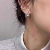 Boucles d'oreilles clous élégantes de style palais français, design haut de gamme, à la mode, pour femmes, avec détails géométriques en dentelle et perles