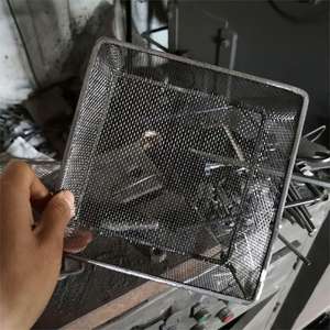 ที่ให้อาหารนกทรงสี่เหลี่ยมโลหะ TJ-001 สีดำ ทนทาน ใช้กลางแจ้งได้ เหมาะสำหรับลานบ้านและสวน - Product Image 1