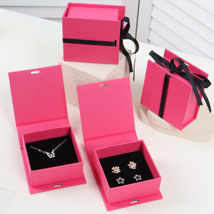 Scatola di cartone con profumo magnetico di colore rosa nero di lusso scatola regalo spugna fodera in goffratura in lamina d'oro confezione regalo per gioielli - Product Image 5