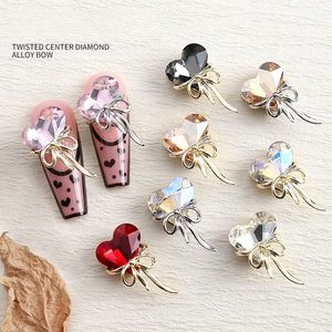 Vendita calda 3D ciondoli a forma di cuore obliquo in metallo oro con fiocco a farfalla e cuore <span class=keywords><strong>pietre</strong></span> a forma di cuore in lega <span class=keywords><strong>per</strong></span> unghie - Product Image 1