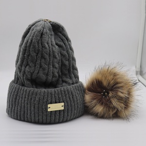<span class=keywords><strong>Bonnet</strong></span> en tricot gratuit pour femmes avec <span class=keywords><strong>bonnet</strong></span> en acrylique <span class=keywords><strong>baggy</strong></span> Pom Pom en fausse fourrure avec doublure en polaire pour le voyage - Product Image 3