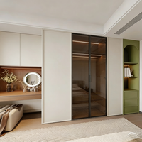 Armoire de chambre à coucher et coiffeuse contemporaines en bois massif sur mesure avec grande capacité de rangement et mobilier personnalisé