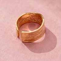 Bague simple pour femme, version large, géométrique martelée