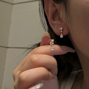 Boucles d'oreilles pendantes en argent pur S925, élégantes et exquises, avec un petit pompon et un diamant étincelant, design luxueux pour les trajets quotidiens - Product Image 4