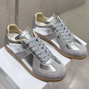 Chaussures plates décontractées pour femmes, modèle dernier cri, sur mesure, dorées, simples mais polyvalentes, souples et antidérapantes. - Product Image 3