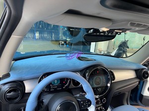 La <span class=keywords><strong>BMW</strong></span> Mini a mis à niveau ses panneaux de porte, ses panneaux d'instruments, ses housses de siège et son intérieur au style <span class=keywords><strong>Alcantara</strong></span> bleu personnalisé. - Product Image 3