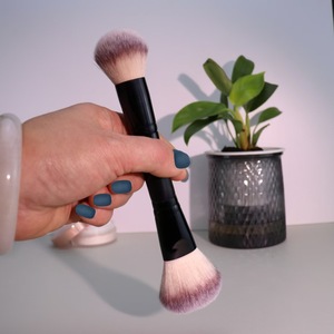 Pinceau de maquillage double embout en forme d'éventail, manche en bois noir et or, fibres synthétiques, pour blush et cosmétiques visage - Product Image 5