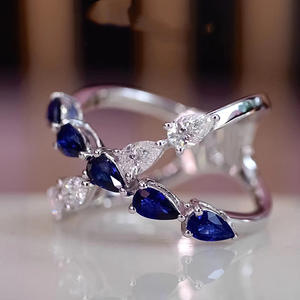 Anello da Donna Q299 in Oro Bianco con Diamanti e Zaffiro Blu Taglio a Pera, Gioiello di Fidanzamento con Diamanti Naturali - Product Image 2