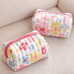 Sac de maquillage matelassé floral personnalisé écologique en gros, sac cosmétique portable pour filles, idéal pour l'extérieur - Grande Vente - Product Image 1