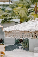 Parasol de luxe en aluminium au crochet pour patio, fait main avec pompons en coton et cordes en macramé, ouverture facile avec franges
