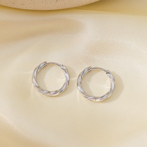 Pendientes de moda, pendientes de aro de cráter de meteorito chapados en oro de 18 quilates, venta al por mayor de acero inoxidable, pendientes torcidos de moda de oro Pvd sin deslustrar - Product Image 3