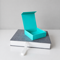 Caja de Regalo Magnética de Papel con Tapa Estilo Libro y Cinta Decorativa, Recubierta con Tela Premium, para Empaque de Regalos de Whisky y Licores