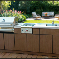 Îlot de cuisine BBQ extérieur moderne en acier inoxydable écologique et ignifuge avec armoires de rangement, évier, crédence et robinet