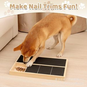 Planche à gratter en bois pour la coupe des ongles de chien, station d'alimentation multi-compartiments pour friandises, outil de toilettage pour animaux de compagnie - Product Image 1