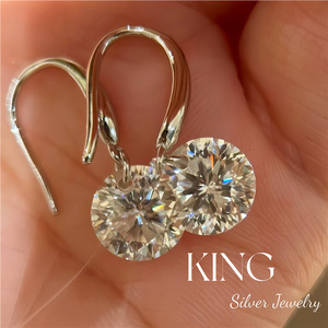 Boucles d'oreilles pendantes en moissanite King Silver, argent sterling 925 plaqué or, coupe ronde, bijoux à porter au quotidien - Product Image 2