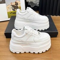 Baskets compensées pour femmes en gros, chaussures décontractées épaisses, baskets tendance rehaussantes, respirantes, antidérapantes, personnalisables OEM, blanches