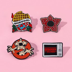 Nuevo estilo de broche de aleación con diseño de Venus Flytrap King Flower, insignia de metal galvanizado, accesorio de pin inspirado en series de TV americanas - Product Image 1