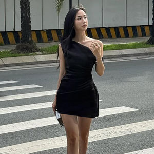 Vestido Mini Negro Elegante Francés con un Hombro Descubierto y Fruncido, Vestido Corto Ajustado a la Cintura, Atuendo Chic para Fiesta de Noche para Mujer - Product Image 4