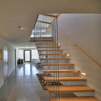 Escalier flottant droit sans support central, marches en bois massif, projet de villa moderne