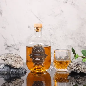 Tapas de corcho Etiqueta personalizada hecha a mano Botella de vidrio de 300ml Forma redonda Botella Linda para beber whisky Vodka