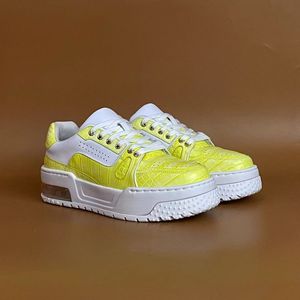 Sneakers de luxe pour hommes en cuir de crocodile 100% |   Chaussures plateforme jaune néon avec coussin d'air confortable - Product Image 1