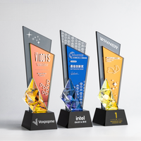 Trophée en cristal géométrique personnalisé avec base en cristal noir, design géométrique à double panneau, récompense pour les événements et les compétitions d'entreprise