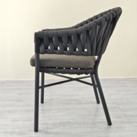 Chaise de salle à manger empilable moderne en aluminium avec coussin, mobilier de jardin en gros pour restaurant, taverne, terrasse, parc, villa