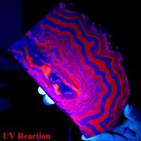 Vente en gros de haute qualité : Échantillon brut de fluorite noire rose fluorescente en forme de sphère, tranche ou plaque, cristal réactif aux UV pour la décoration intérieure et l'ornementation