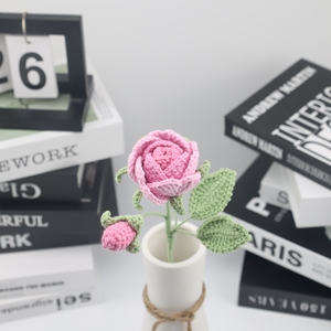 Bouquet de plantes artificielles en crochet tricoté avec tournesol, rose, marguerite, lys - Décoration de table intérieure/extérieure écologique et jetable - Product Image 5