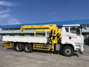 Camion lourd J6P 6x4 à 10 roues avec grue télescopique à flèche droite montée sur châssis et plateau de chargement rabattable - Product Image 6
