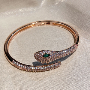 Brazalete de Serpiente en Oro Blanco y Oro Rosa con Microincrustaciones, Chapado en Cobre, Joyería para Fiestas, Otoño 2024, Origen Yiwu - Product Image 3