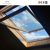MULTISHADES Premium : Fenêtre de toit automatique rétractable en verre pour une abondante luminosité naturelle dans les salons et chambres sombres