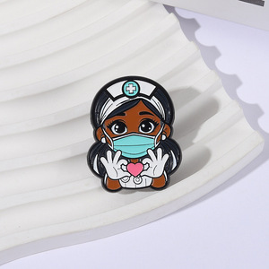 Broche Criativo de Desenho Animado Estilo Enfermeira Negra Fofa com Personagens Europeus e Americanos, Acessório Médico, Broche de Crachá - Product Image 3