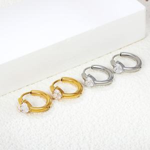 Nouvelle Arrivée Boucles d'Oreilles Créoles Huggies en Acier Inoxydable Plaqué Or 18 carats avec Zircon Cœur, Bijoux de Mode Simples et Charmants pour Femme - Product Image 3
