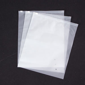 Logotipo impreso Resellable Poly <span class=keywords><strong>Pe</strong></span> Ropa Camisetas Bolsa Cremallera esmerilada personalizada Embalaje de plástico Bolsa con cierre de cremallera para ropa - Product Image 1