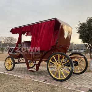 Une calèche royale carrée rouge avec des roues dorées et des rideaux en velours, idéale pour les excursions touristiques et les mariages. - Product Image 2