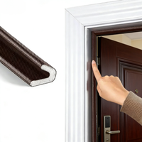 Bande d'étanchéité de porte insonorisante en mousse souple en forme de V, moderne et durable, auto-adhésive, fournie par l'usine pour les portes d'entrée extérieures