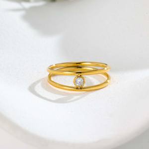 Bague unisexe en acier inoxydable plaqué or 18 carats avec triple bande entrelacée et zircon unique - Forme de bande fine, style quotidien, luxe léger et élégant - Product Image 4