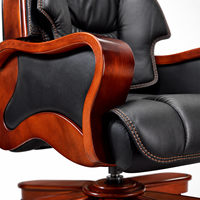 Chaise de bureau exécutive rembourrée noire avec accoudoirs en bois et base décorative en bois à cinq branches