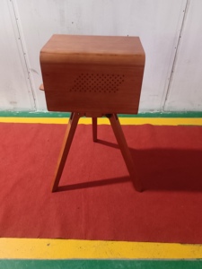 Cabina de Fotos de Roble de Doble Cara Estilo Vintage Campestre Incluye Accesorios - Compre una Máquina de Cabina de Fotos Compatible con Cámaras y Cámaras Réflex - Product Image 3