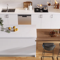 Îlot de cuisine modulaire moderne personnalisé avec évier, robinet, crédence et comptoir en marbre, idéal pour appartement
