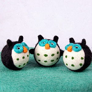 Boules de séchage en laine de Nouvelle-Zélande, design pingouin mignon en feutre, couleur personnalisée pour la lessive, décorations de Noël et jouets pour enfants - Product Image 1