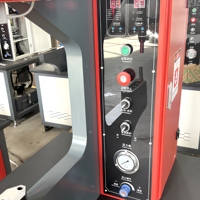 Machine de rivetage hydraulique automatique pour la préparation des conduites d'air et la transformation de tôles – Précision motorisée