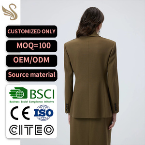 Abrigo de Lana a Medida para <span class=keywords><strong>Mujer</strong></span> con Diseño Personalizado: Chaqueta Cruzada y Falda Larga Plisada - Ropa de Boutique de Alta Gama OEM - Product Image 2