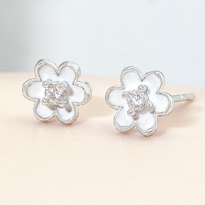 Fashion Women's Cute <b>Small</b> Dainty <b>Stud</b> Earrings Minimalist Jewelry Korean 18K Gold Plated Daisy Flower Enamel Earrings - Product Image 3