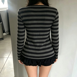 เสื้อยืดแขนยาวลายทางสไตล์วินเทจเกาหลีสำหรับผู้หญิง ทรงเอเข้ารูป กระดุมสองแถว - Product Image 5